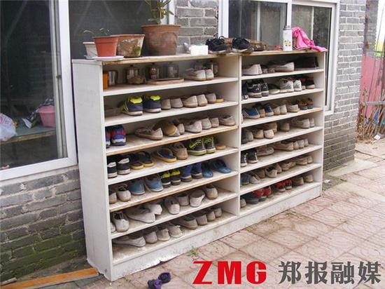 鞋柜上摆满了学艺孩子们的鞋子