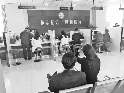 金水区婚姻登记大厅每个窗口前都摆放两个可升降的凳子