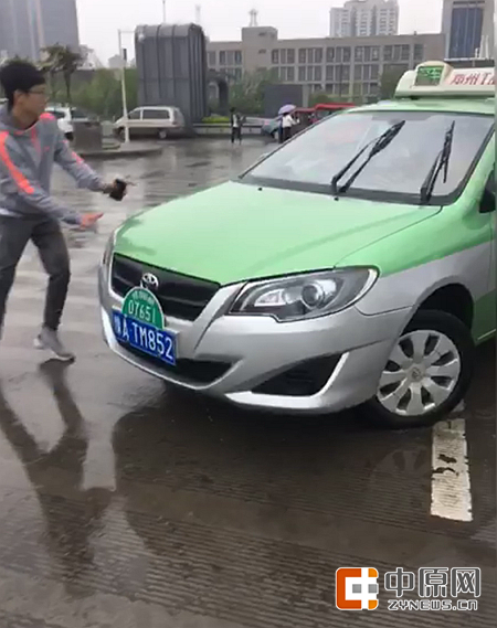  郑州火车站再现出租车拒载殴打乘客 腿被打伤缝8针 