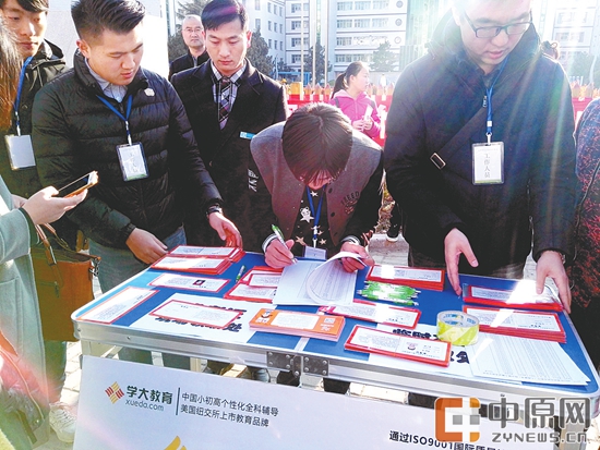 3月26日“九校联考”中,培训机构人员忙着发准考证