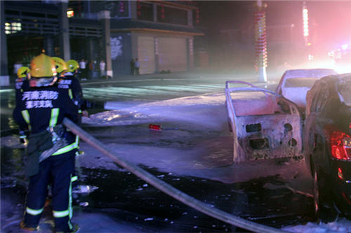 漯河两车相撞引大火 消防冒火抱出车内5名昏迷