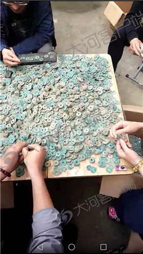 村民供图:挖出的古币