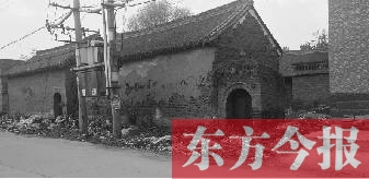 豫北地区某村，曾是2013年“美丽乡村”建设示范项目，如今该村村委会门口堆满垃圾