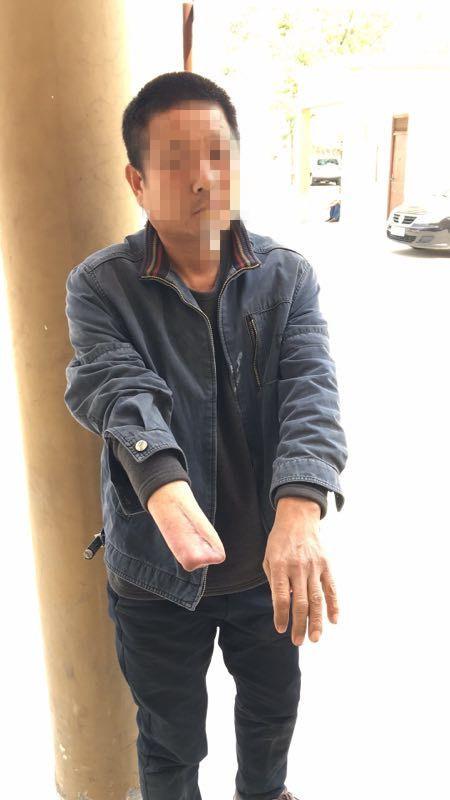 司机撂挑子不干 新乡无右手男子开重货进城(图