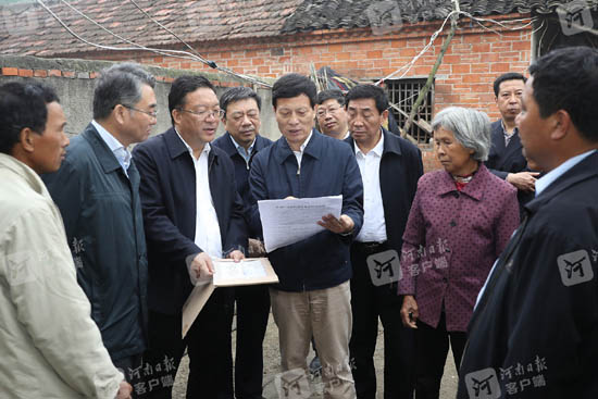 4月25日，谢伏瞻在南阳市桐柏县月河镇罗堂村走访贫困户