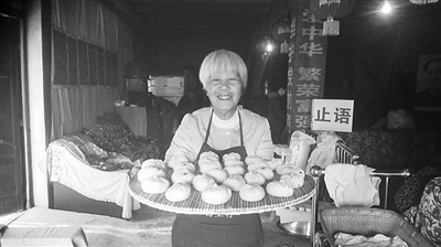 新乡老人义务送包子 温暖举动感动环卫工