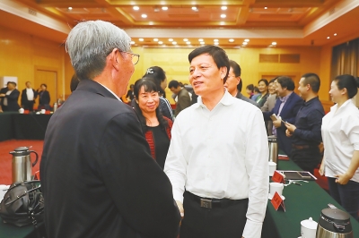 4月27日下午,省委书记谢伏瞻与参加座谈的我省文艺工作者代表交流