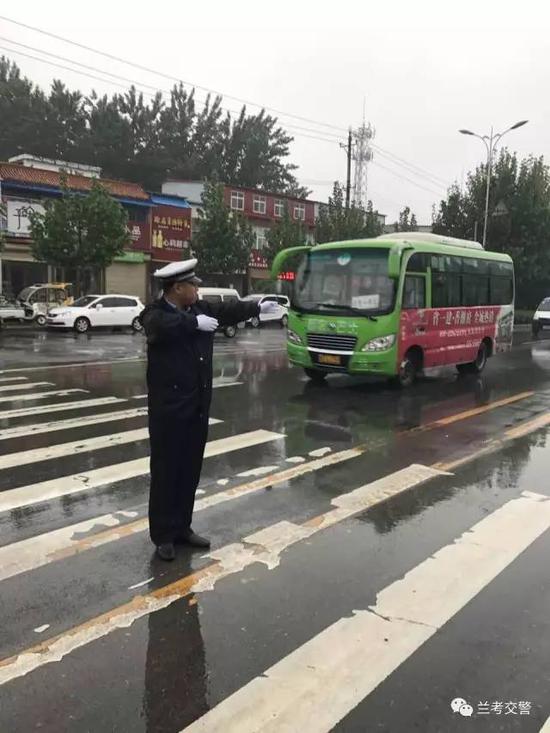 兰考交警雨中执勤保畅通