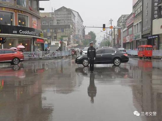 兰考交警雨中执勤保畅通