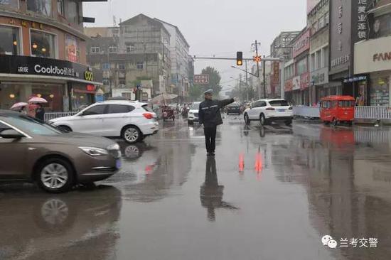 兰考交警雨中执勤保畅通