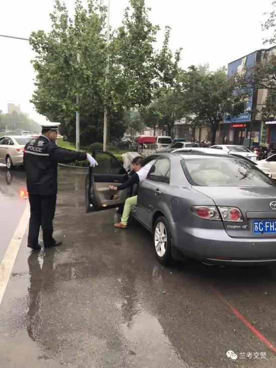 兰考交警雨中执勤保畅通