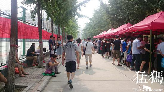 去年郑州市区民办小升初综合素质阶段性评价时,家长们等待中。资料图