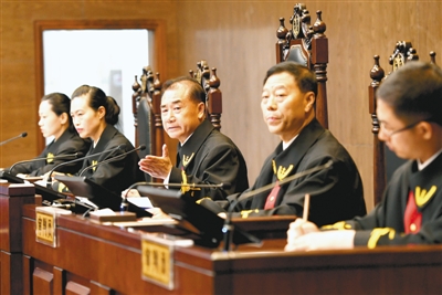 张立勇（右二）担任审判长审案
