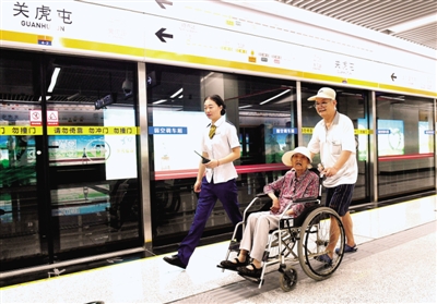 方便、快捷,地铁成为更多市民的出行选择