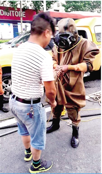 “蛙人”穿好工作服