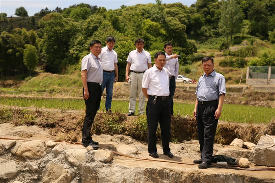 调研组一行考察簪子河拦水大坝修建情况