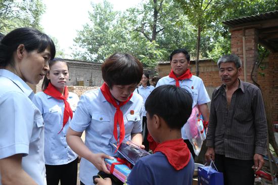 安阳中院开展六一儿童节大手拉小手、普法送