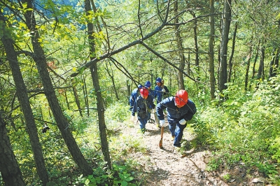 电力巡线员徒步丈量深山 最陡山坡倾斜度近70度