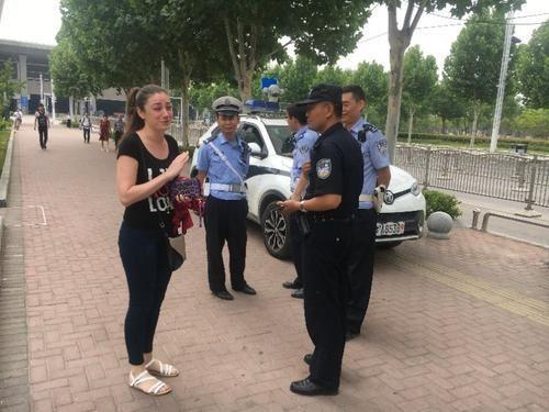 乌克兰女孩护照落出租车 郑州特警40分钟找回