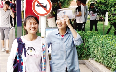 高考考生考场踩点 无声入场 每人用时不到1分