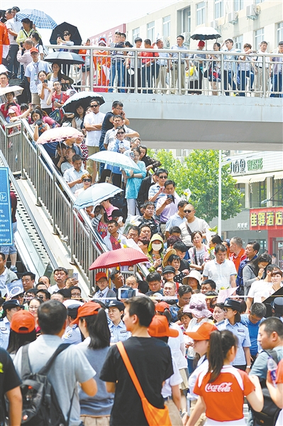 过街天桥上站满接送考生的家长