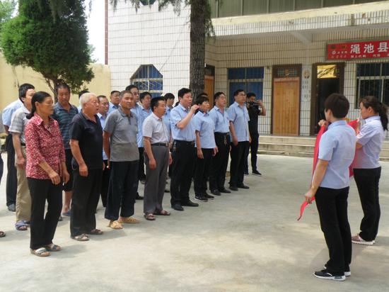 6月12日，司法局机关党员与洪阳镇石盆村内老党员一起入党宣誓