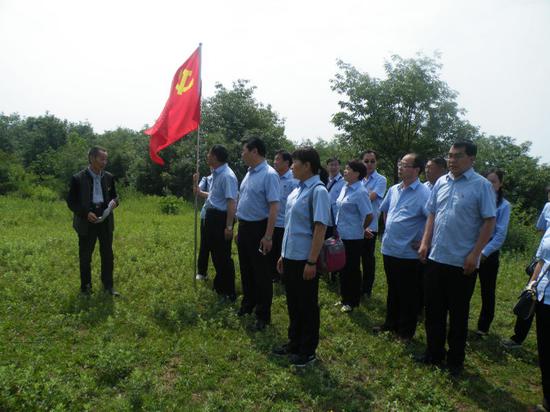 6月12日，在红色教育基地马跑泉，认真听取老党员讲革命故事