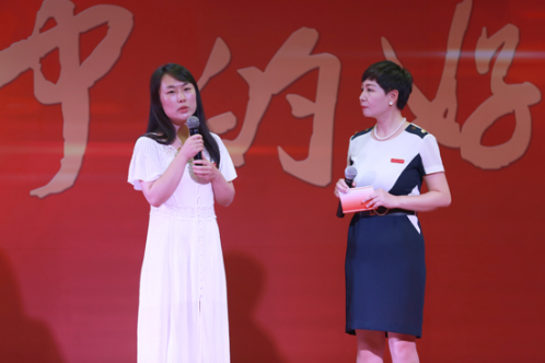 艺术学院宋丽娜老师(左)
