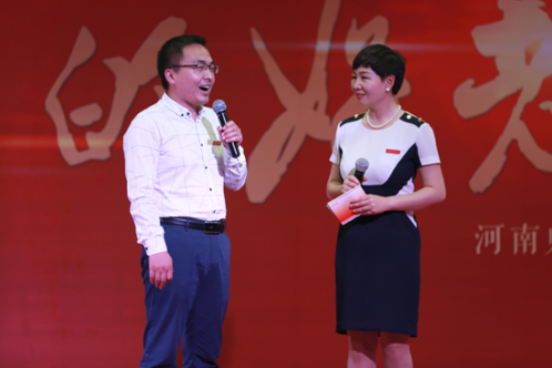 教育学院周观兵老师(左)