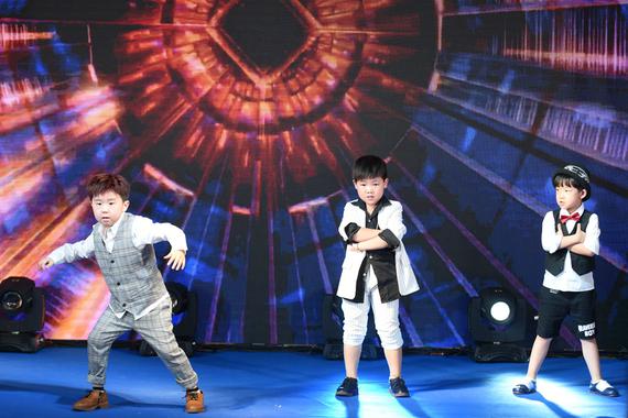 可爱的萌娃带来精彩童趣的开场舞表演