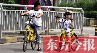 很多小學生都在騎“小黃車”