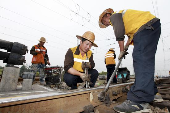 6月15日，南阳工务段职工通过消灭低塌接头、钢轨肥边、道岔爬行等重点病害，提升线路质量，保障行车安全