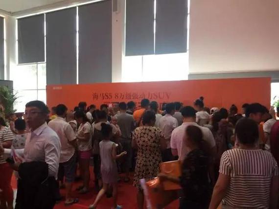 开业现场人气火爆,客户订车热情高涨