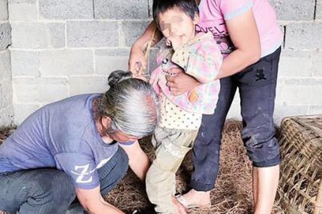 7岁女孩不会说话乱打人 已被家人用铁链拴5年