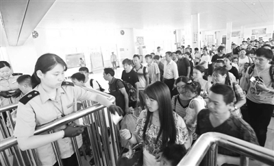 旅客正在检票进站 记者　陆 骞　记者 郭长林　摄