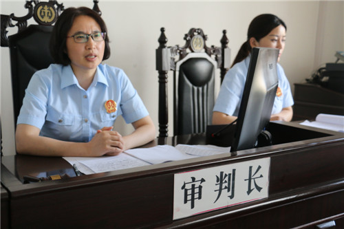 西峡法院党组书记、院长赵曙君对被告人进行法庭教育。