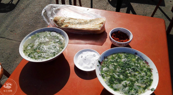 河南孟津这种烧饼长如牛舌 和羊肉汤是绝配