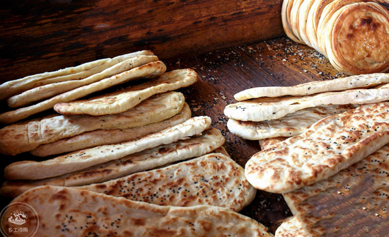 河南孟津这种烧饼长如牛舌 和羊肉汤是绝配