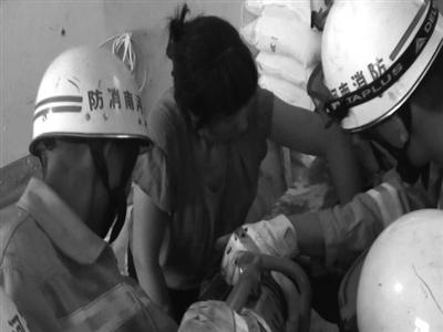 许昌一妇女遭压面机“咬手” 消防官兵成功解救