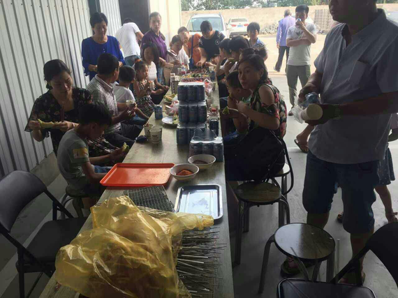 全天活动结束为客户准备烧烤大餐