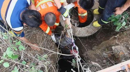 当日15时30分许，长葛消防大队指挥中心接到群众报警，该市石象镇车庄村发生人员坠井事故。