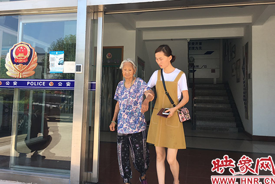 78岁的宋春爱在派出所反映户口被改的问题。