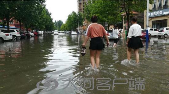 周口市区突降今年最强暴雨 多条道路积水严重