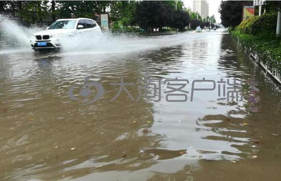 周口市区突降今年最强暴雨 多条道路积水严重
