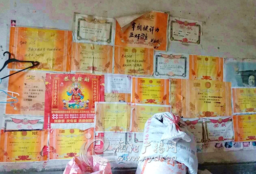两口县人口_一家两口图片卡通(2)