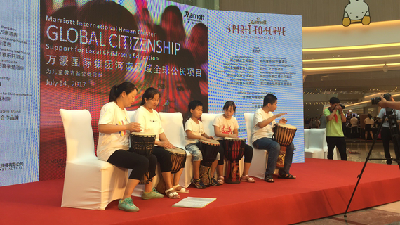 儿童福利院的小朋友为观众奉上动听乐曲