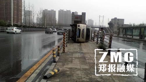 面包车180度大转弯 飘移进了BRT站台通道