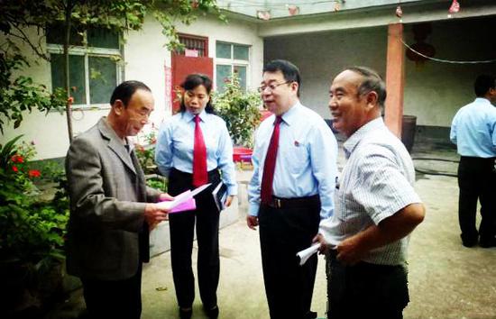 李学记生前深入基层