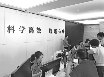 不少市民在办理户籍登记业务