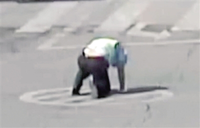 跪地手撐著地面